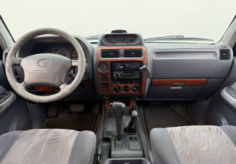 Подержанный автомобиль Toyota Land Cruiser Prado 2002 года (12 фото)