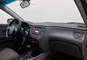 Подержанный автомобиль Kia Rio Hatchback 2011 года (13 фото)
