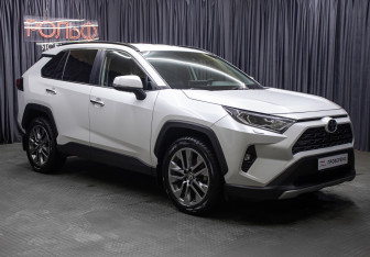 Подержанный автомобиль Toyota RAV4 2020 года (3 фото)