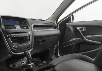 Подержанный автомобиль FAW Besturn X80 2017 года (12 фото)