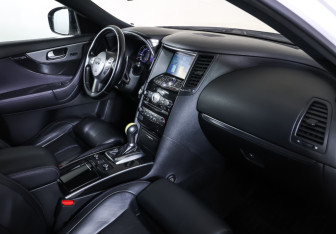 Подержанный автомобиль Infiniti QX70 2015 года (11 фото)