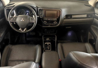 Подержанный автомобиль Mitsubishi Outlander 2018 года (9 фото)