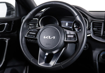 Подержанный автомобиль Kia Ceed Wagon 2022 года (14 фото)