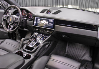 Подержанный автомобиль Porsche Cayenne 2019 года (11 фото)