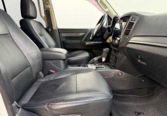 Подержанный автомобиль Mitsubishi Pajero 2014 года (10 фото)