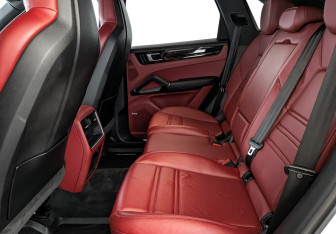 Подержанный автомобиль Porsche Cayenne 2018 года (18 фото)