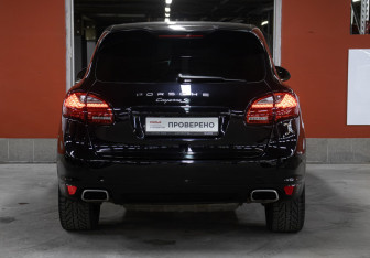 Подержанный автомобиль Porsche Cayenne 2011 года (6 фото)