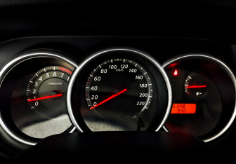 Подержанный автомобиль Nissan Tiida Hatchback 2013 года (13 фото)