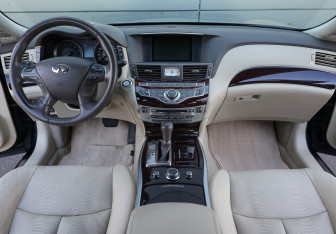 Подержанный автомобиль Infiniti Q70 2015 года (14 фото)
