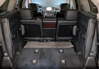 Подержанный автомобиль Lexus LX 2010 года (10 фото)