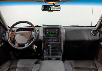 Подержанный автомобиль Ford Explorer 2008 года (23 фото)