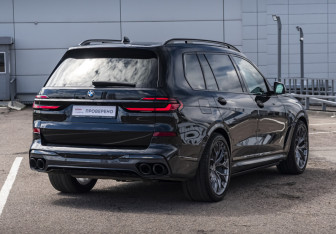 Подержанный автомобиль BMW X7 2021 года (5 фото)