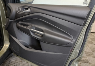 Подержанный автомобиль Ford Kuga 2013 года (24 фото)
