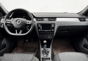 Подержанный автомобиль Skoda Rapid Liftback 2016 года (9 фото)
