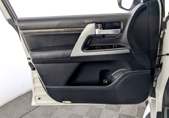 Подержанный автомобиль Toyota Land Cruiser Suv 2015 года (19 фото)