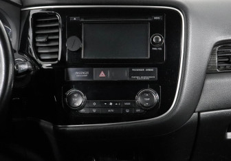 Подержанный автомобиль Mitsubishi Outlander 2016 года (10 фото)