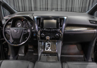 Подержанный автомобиль Toyota Alphard 2019 года (14 фото)