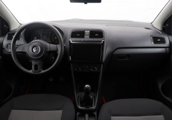 Подержанный автомобиль Volkswagen Polo Sedan 2013 года (13 фото)