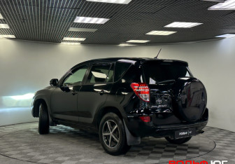 Подержанный автомобиль Toyota RAV4 2011 года (20 фото)