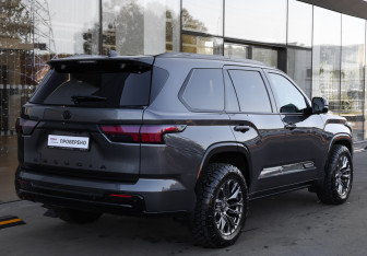 Подержанный автомобиль Toyota Sequoia 2022 года (5 фото)