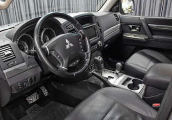 Подержанный автомобиль Mitsubishi Pajero 2011 года (16 фото)