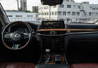 Подержанный автомобиль Lexus LX 2016 года (13 фото)