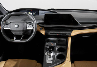 Подержанный автомобиль Changan UNI-V 2023 года (12 фото)