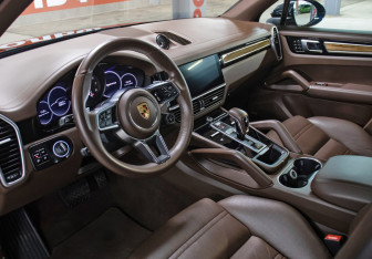 Подержанный автомобиль Porsche Cayenne 2019 года (18 фото)