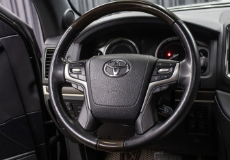 Подержанный автомобиль Toyota Land Cruiser Suv 2020 года (17 фото)