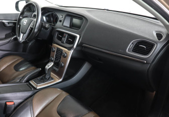 Подержанный автомобиль Volvo V40 Hatchback 2013 года (10 фото)