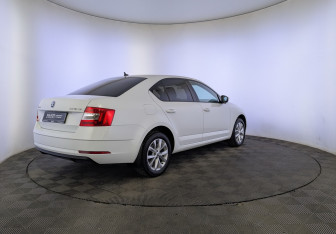 Подержанный автомобиль Skoda Octavia Liftback 2019 года (5 фото)
