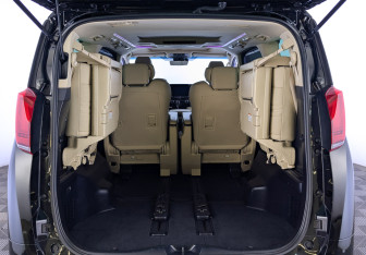 Подержанный автомобиль Toyota Alphard 2020 года (10 фото)