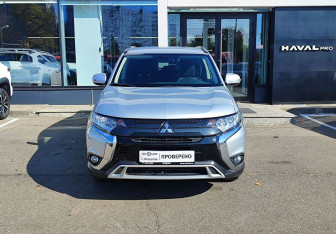 Подержанный автомобиль Mitsubishi Outlander 2021 года (2 фото)