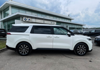 Подержанный автомобиль Kia Carnival 2021 года (4 фото)