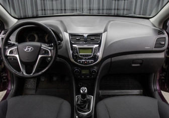 Подержанный автомобиль Hyundai Solaris Sedan 2013 года (14 фото)