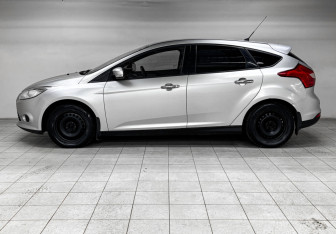 Подержанный автомобиль Ford Focus Hatchback 2011 года (8 фото)