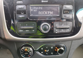 Подержанный автомобиль Renault Sandero 2017 года (13 фото)