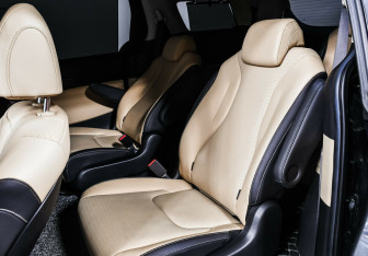 Подержанный автомобиль Kia Carnival 2020 года (13 фото)