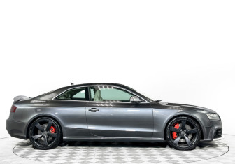 Подержанный автомобиль Audi RS 5 Coupe 2010 года (4 фото)