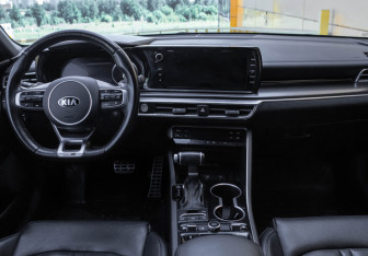 Подержанный автомобиль Kia K5 2021 года (10 фото)