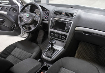 Подержанный автомобиль Skoda Octavia Liftback 2012 года (11 фото)