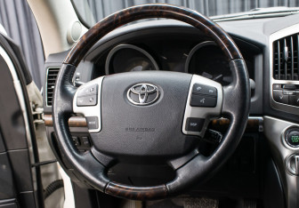 Подержанный автомобиль Toyota Land Cruiser Suv 2014 года (17 фото)