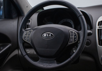 Подержанный автомобиль Kia Ceed Hatchback 2009 года (15 фото)