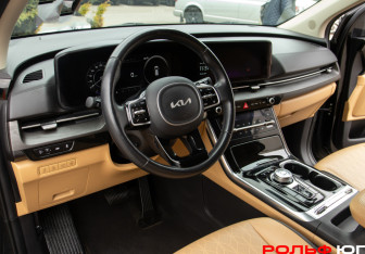 Подержанный автомобиль Kia Carnival 2022 года (19 фото)
