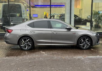 Подержанный автомобиль Skoda Octavia Liftback 2024 года (4 фото)
