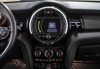 Подержанный автомобиль MINI Hatch 2016 года (15 фото)