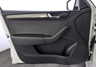 Подержанный автомобиль Skoda Rapid Liftback 2018 года (19 фото)