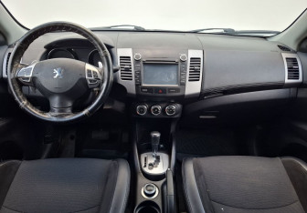 Подержанный автомобиль Peugeot 4007 2011 года (12 фото)