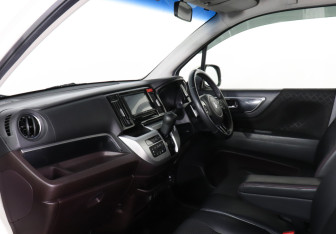 Подержанный автомобиль Honda N-WGN 2015 года (10 фото)