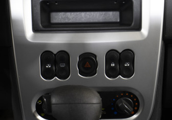 Подержанный автомобиль Renault Logan Sedan 2011 года (17 фото)